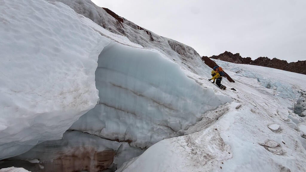 Florida man injured climbing California's Mount Shasta rescued after 2 nights in freezing temps — CBS Miami, Miami Health news