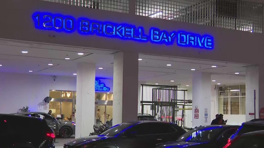 Brickell condo owner calls building an "illegal hotel" as Miami issues notice of violation — CBS Miami, Miami Real Estate news
