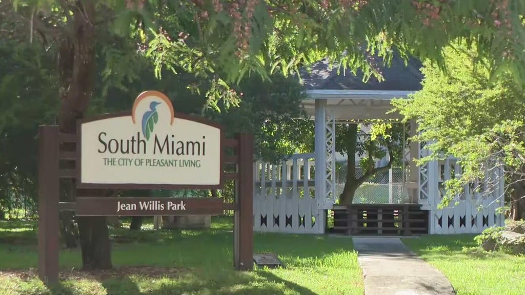 South Miami residents urge city leaders to keep historic park in place amid redevelopment plans — CBS Miami, Miami Government news